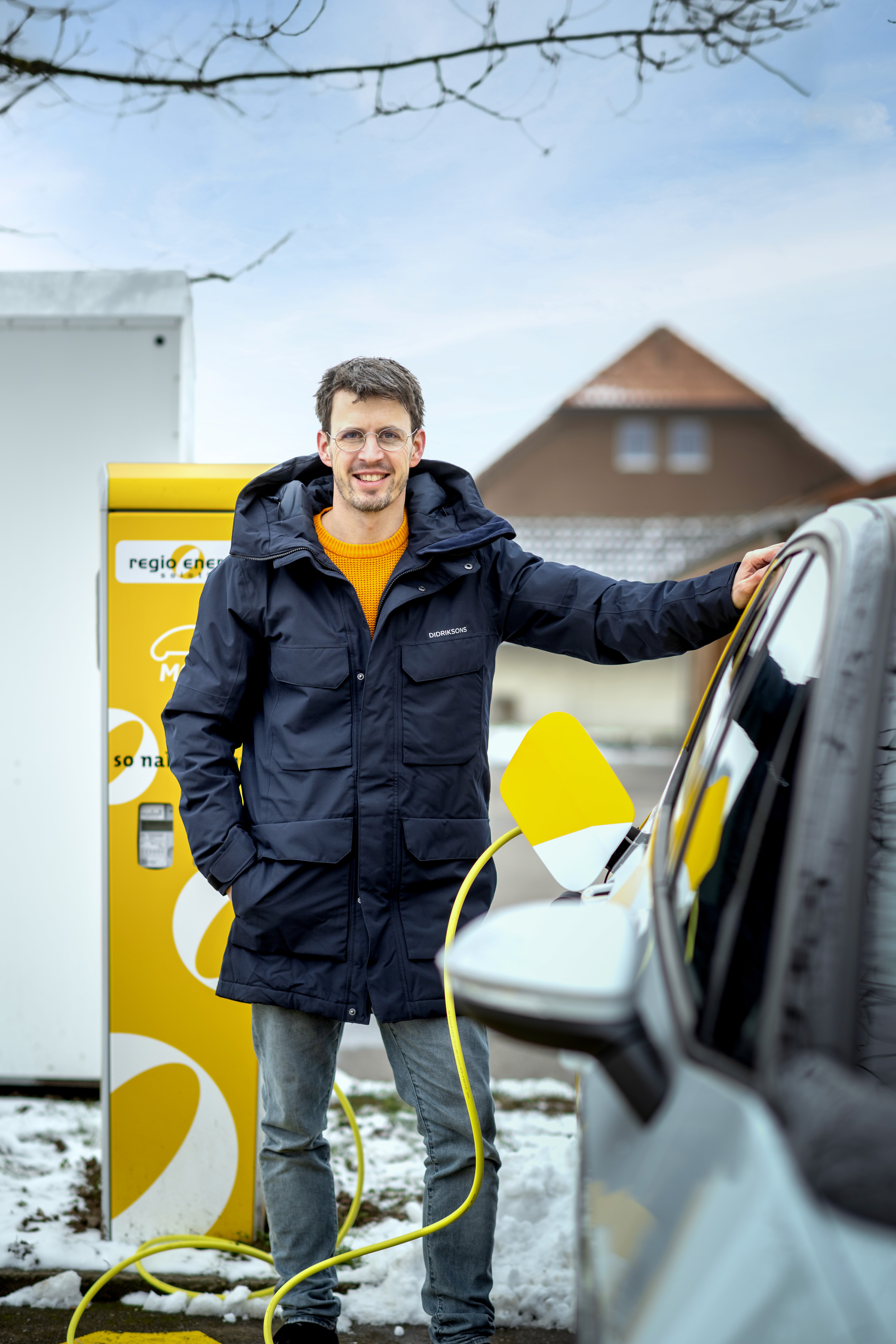 Philipp Keel steht vor einer E-Auto Ladestation