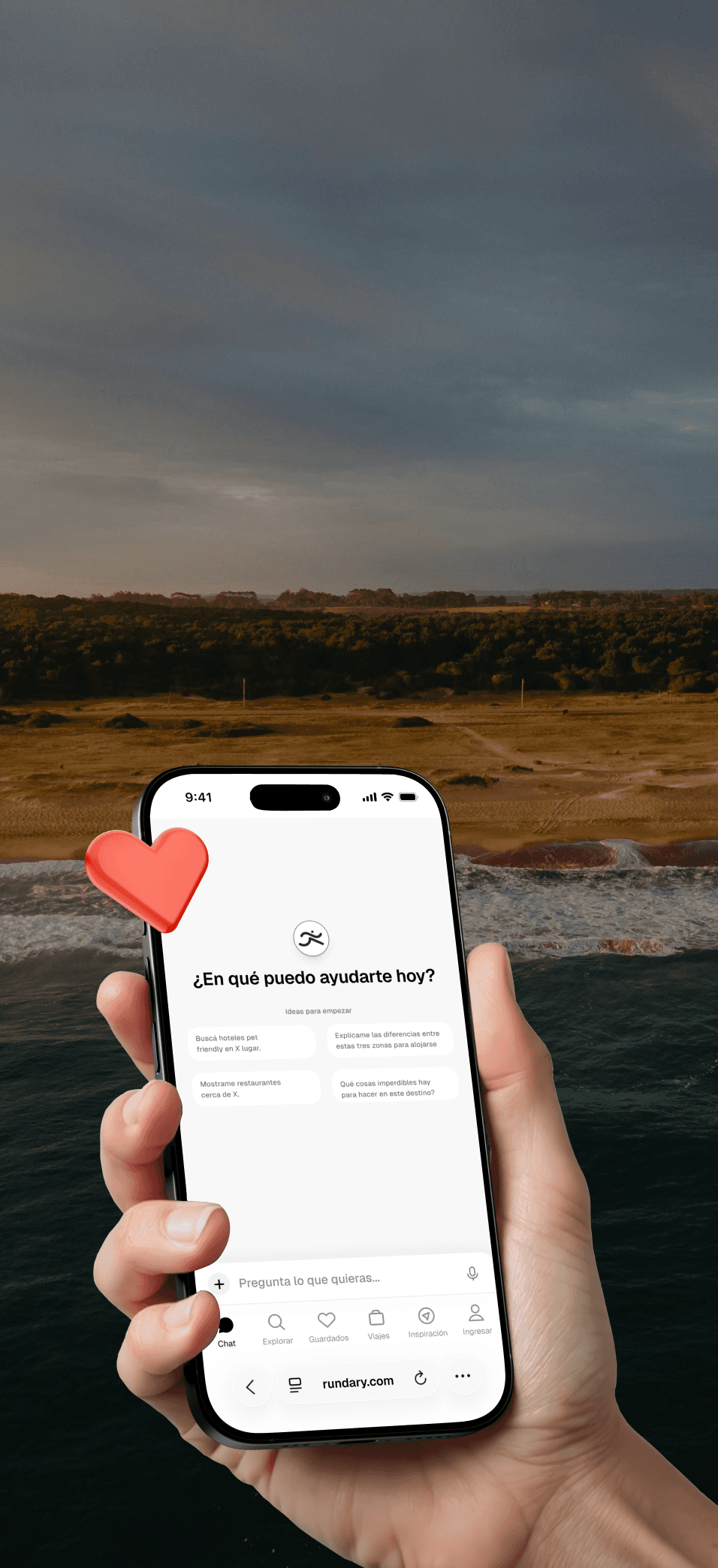 Persona usando Rundary en el celular frente a una playa de Uruguay, aplicación de turismo con inteligencia artificial para planificar viajes