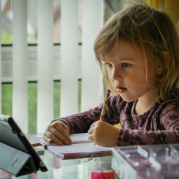 criança realizando atividade de leitura em inglês