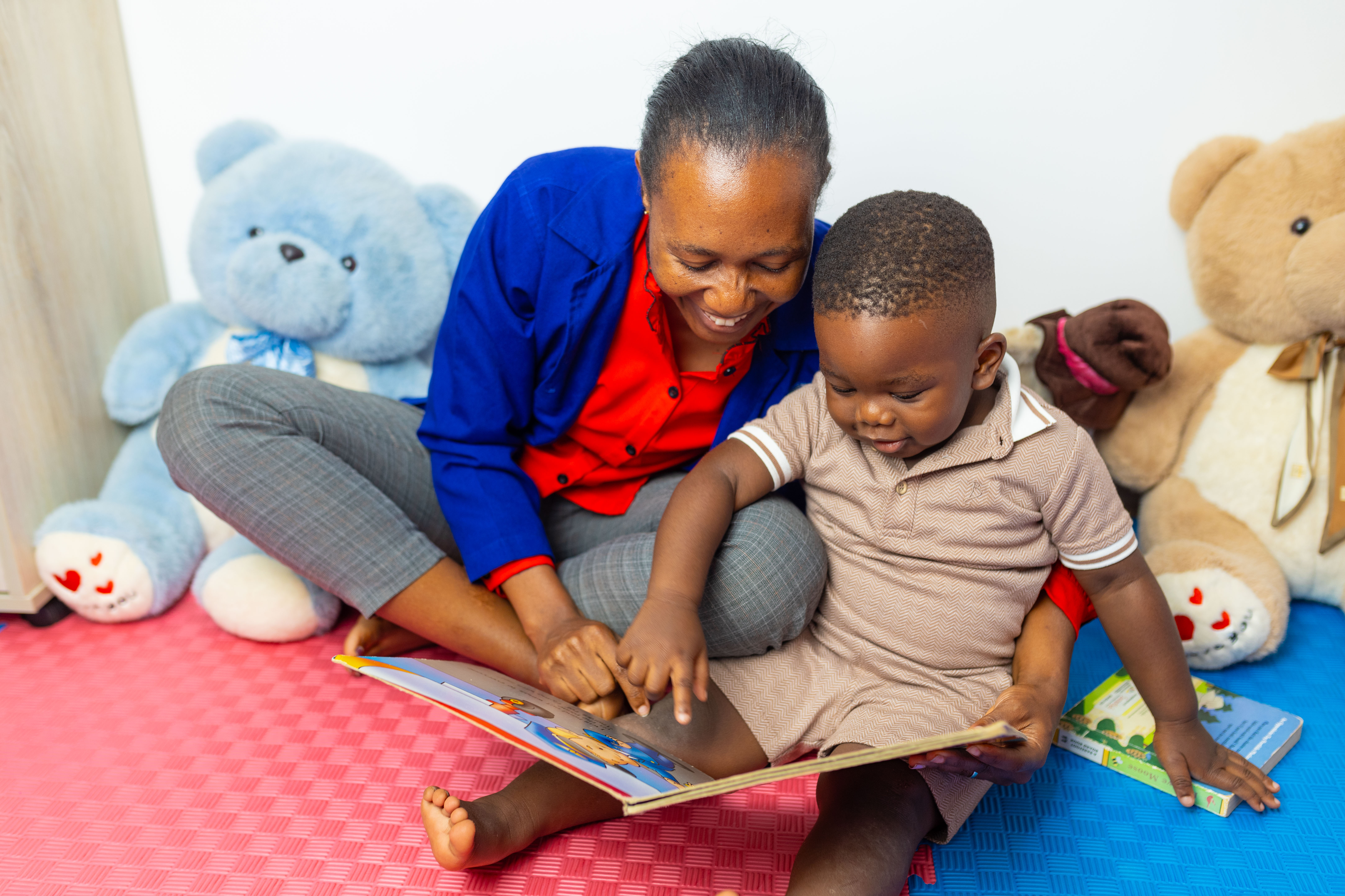 A video call with a teacher is displayed on the screen