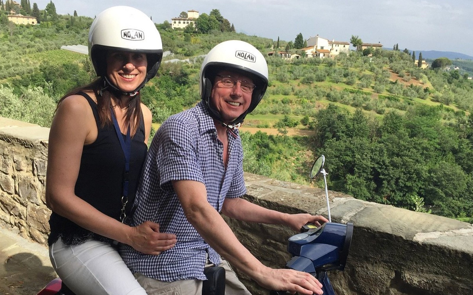 一对伴侣骑着 Vespa 踏板车,在导游的带领下从佛罗伦萨出发,穿梭于迷人的托斯卡纳乡村。