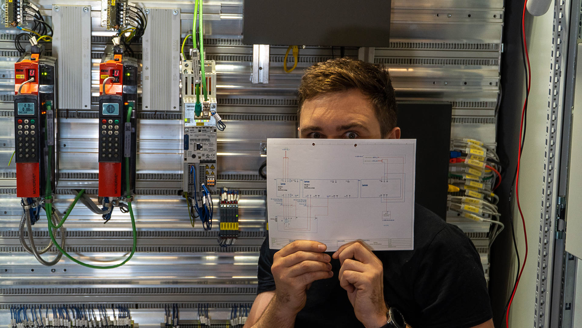 Žmogus laiko rankose elektors schemą