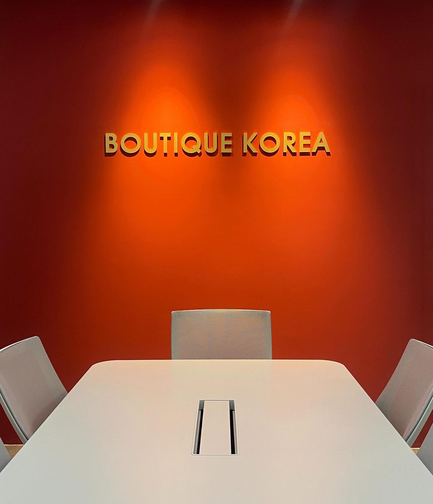 부티크코리아 회의실 정면 로고, 프리미엄 인테리어 기업 아이덴티티