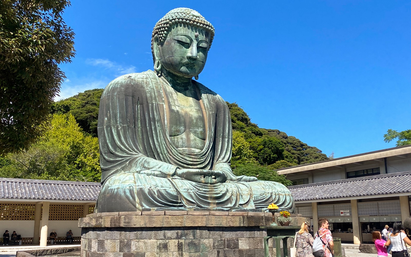 Tanawin ng Bundok Fuji kasama ang malaking estatwa ni Buddha sa Kamakura, Japan, malapit sa Lake Ashi.