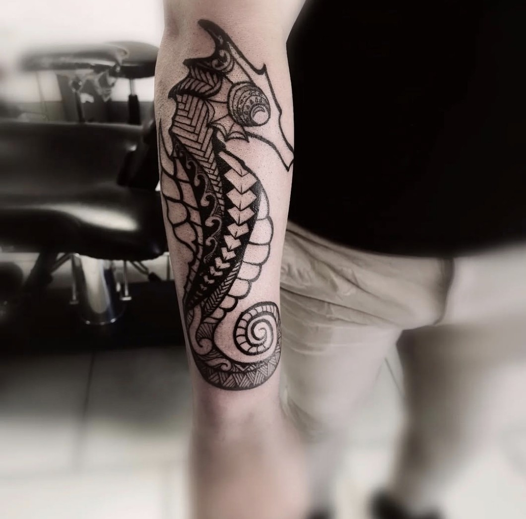 tatouage hippocampe noir 