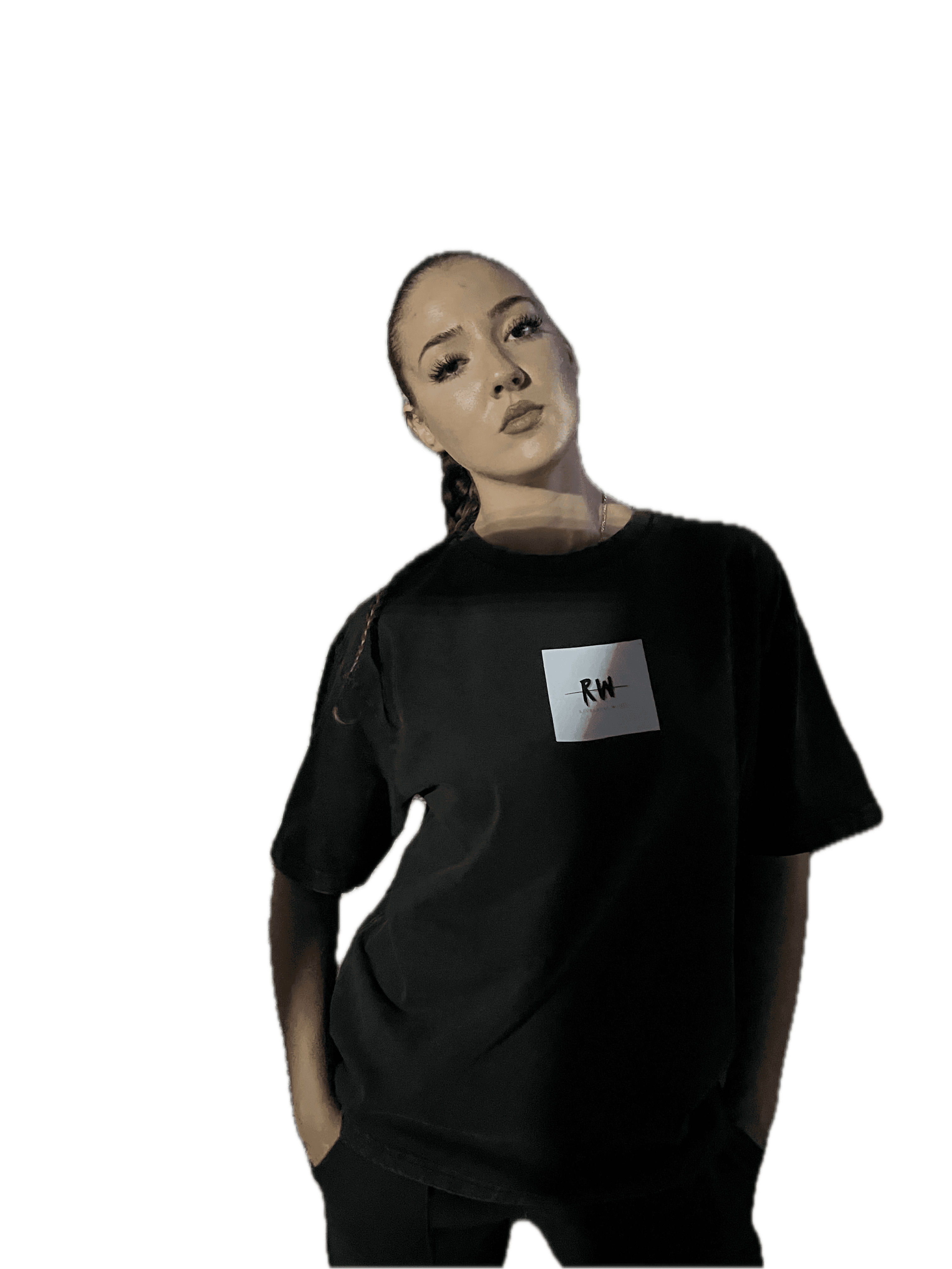 O persoană cu părul lung stă în picioare încrezătoare, purtând un tricou negru cu un mic pătrat alb pe piept, având inscripționate literele „RW”.