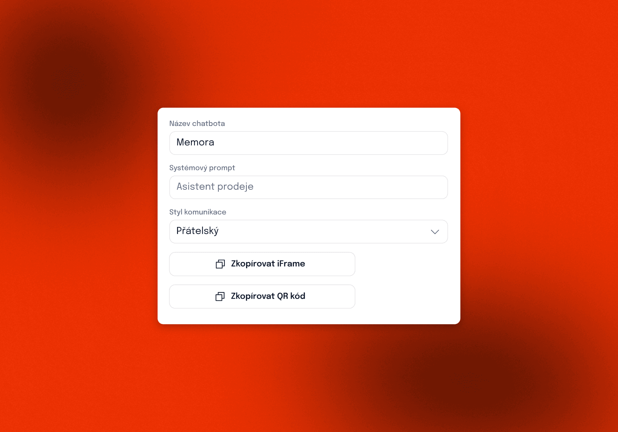 Nastavení chatbota Memora, zahrnující pole pro název chatbota, systémový prompt s funkcí 'Asistent prodeje', výběr stylu komunikace 'Přátelský', a možnosti kopírování iFrame nebo QR kódu.