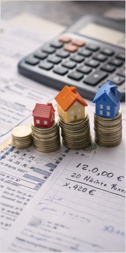 Renditeberechnung für Kurzzeitvermietung mit Münzstapeln, Mini-Häusern und Taschenrechner