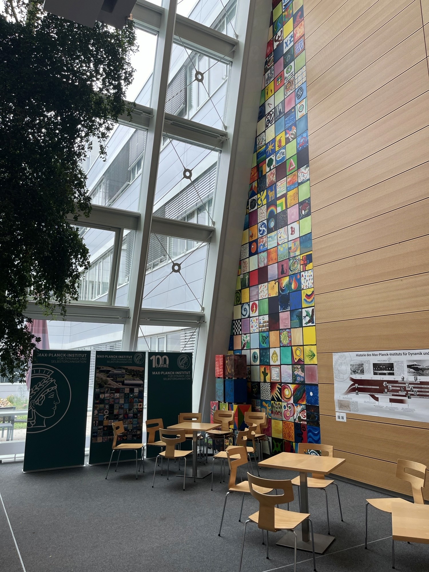 Eingangsbereich mit Kunstdekoration