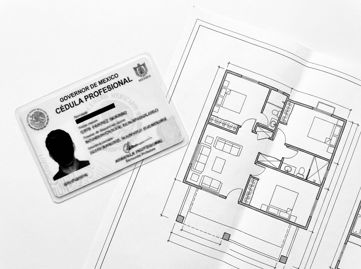 Cédula profesional de arquitecto emitida por la SEP junto a un plano residencial