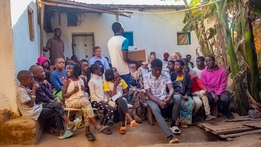 Primo teaching photography in Dzaleka refugee camp