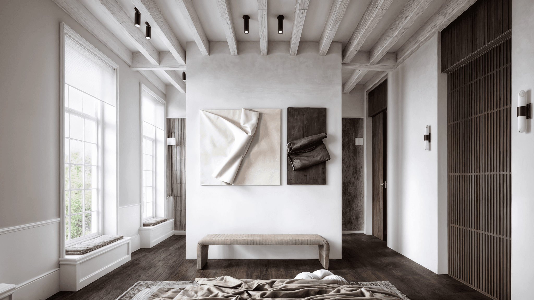 Interieur met vrijstaand bad voor wand met kunstwerk en houten plafondbalken