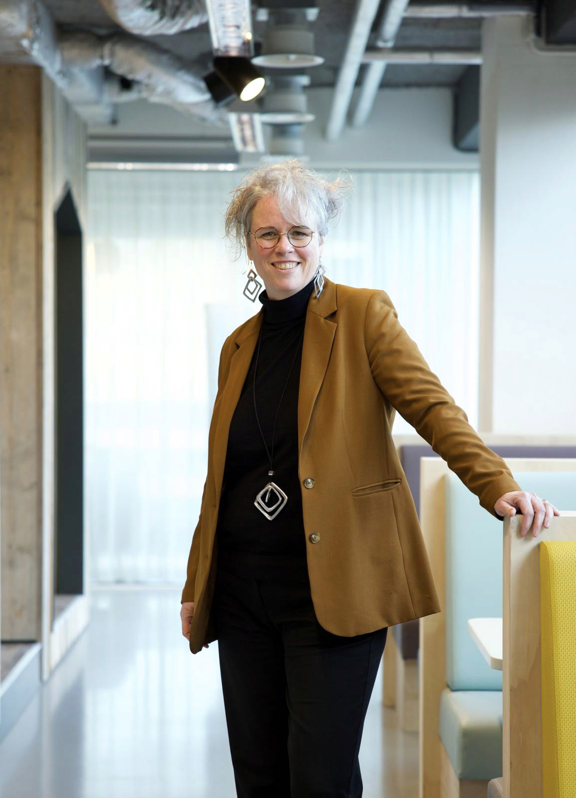 Ondernemer poseert ontspannen in een natuurlijke omgeving, met de nadruk op zijn/haar persoonlijke en impactvolle verhaal