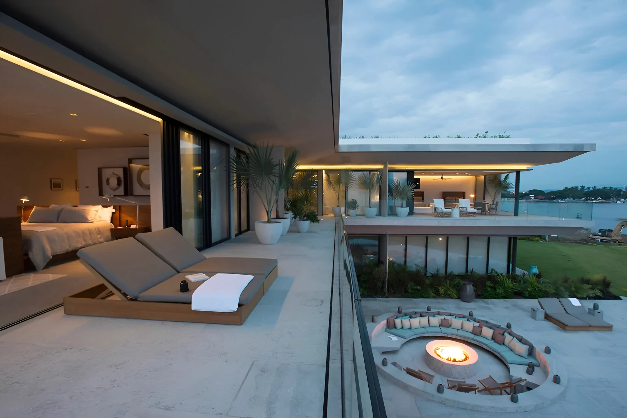 Residencia Vallarta House en Puerto Vallarta con terrazas de lujo, cancelería de gran formato y áreas sociales con diseño contemporáneo