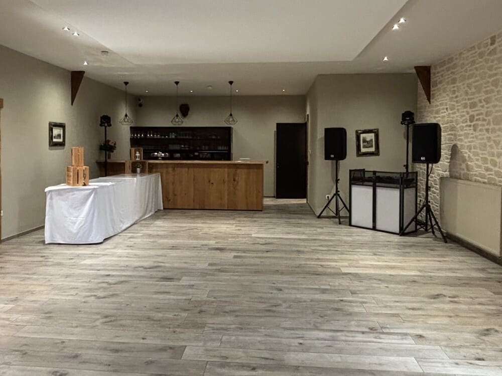Installation son et lumière dans une salle de réception avec régie DJ professionnelle pour événement privé dans les Hauts-de-France.