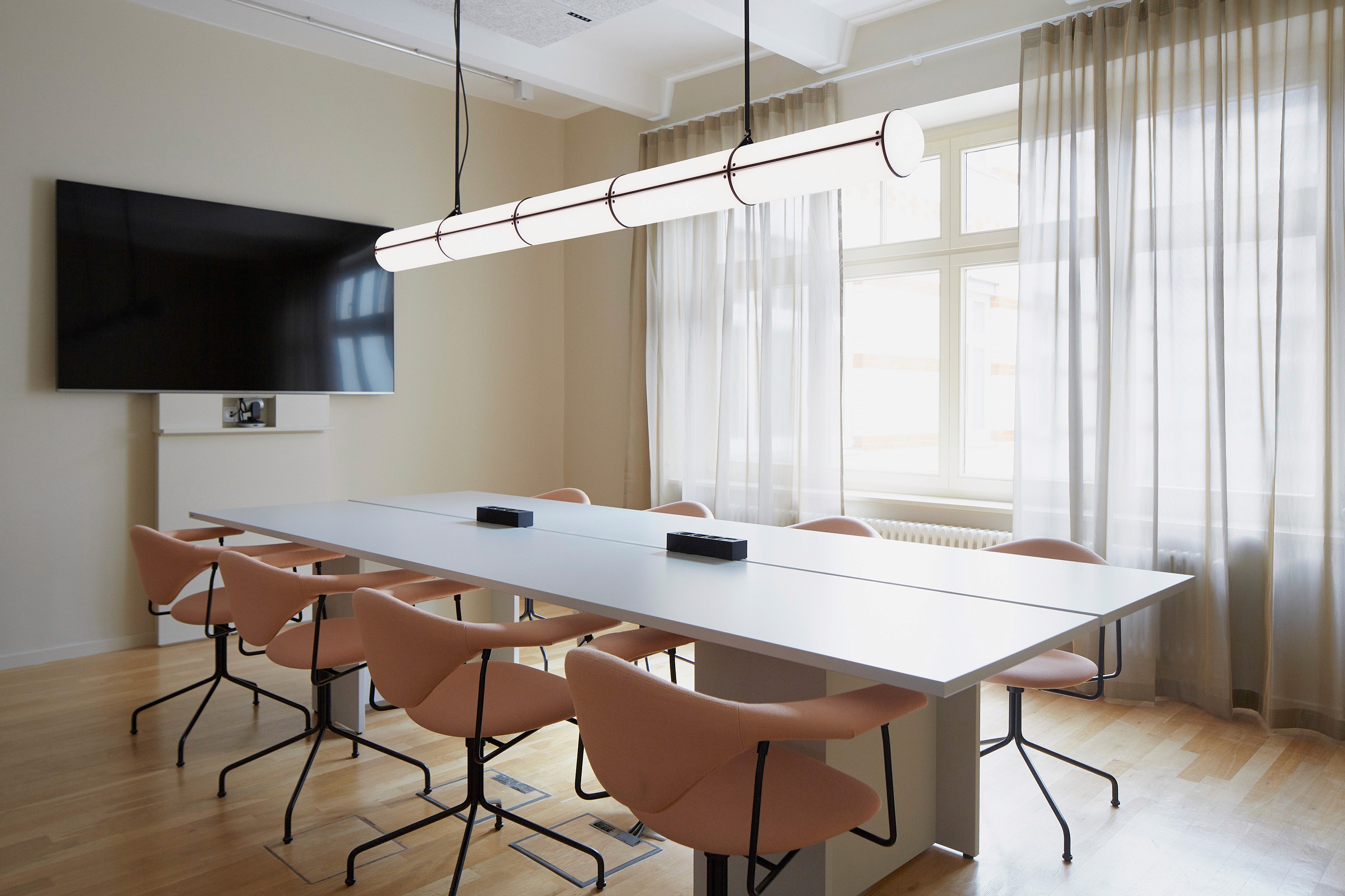 Innenarchitektur für Konferenzraum Berlin mit modernem Mobiliar und optimaler Akustik