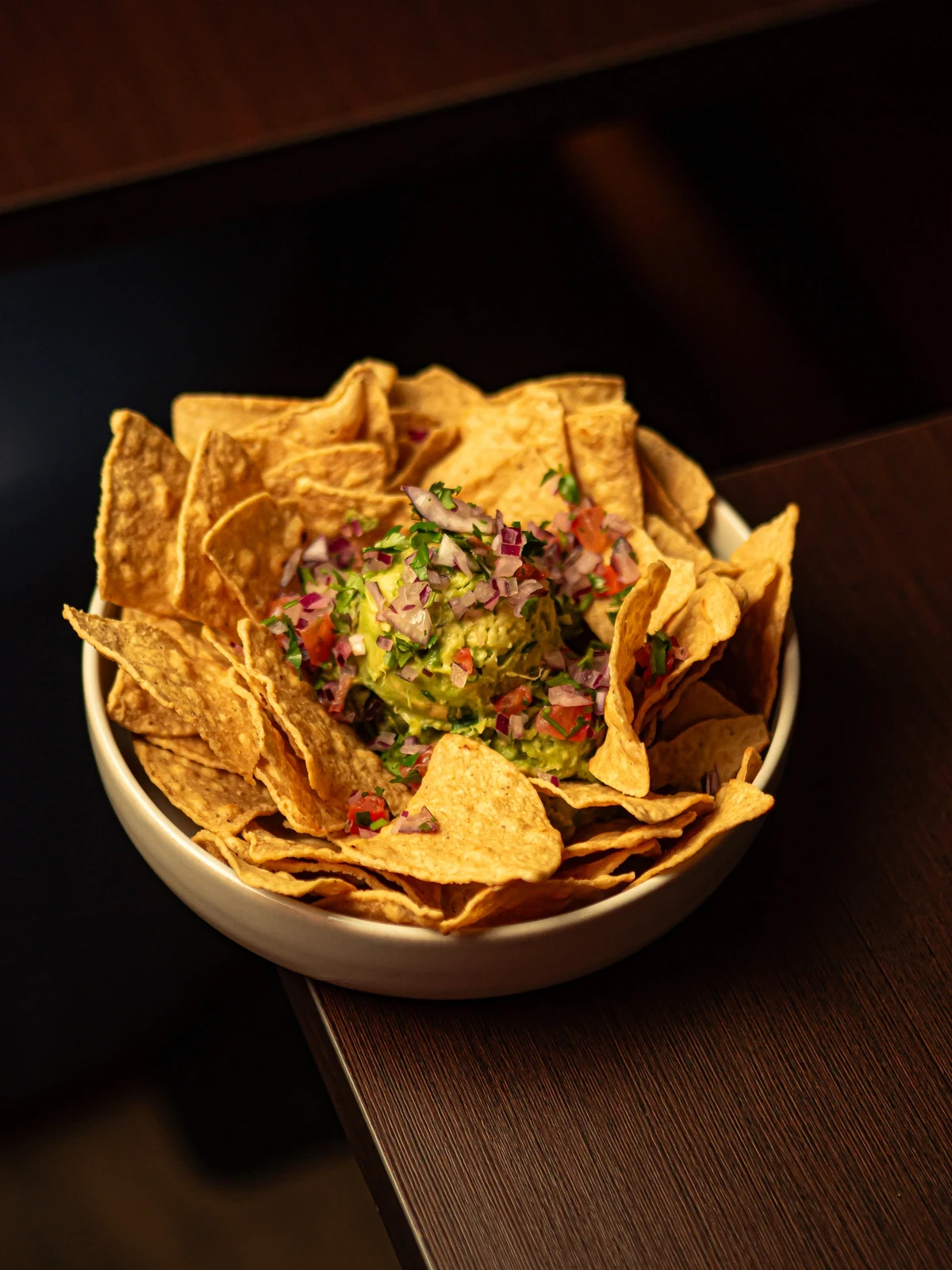 Guacamole artesanal con totopos en Piñata Cantina, restaurante mexicano en Barcelona