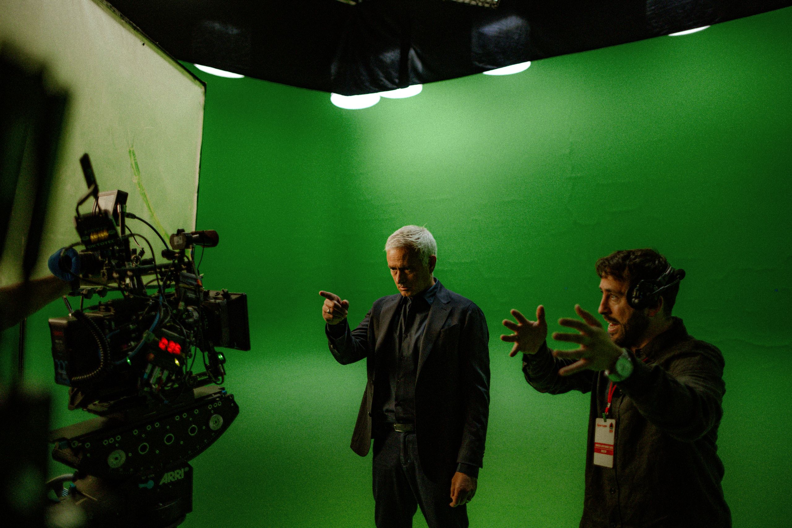 Javier Ramírez directing José Mourinho on a green-screen set in Istanbul, with the camera rig in the foreground