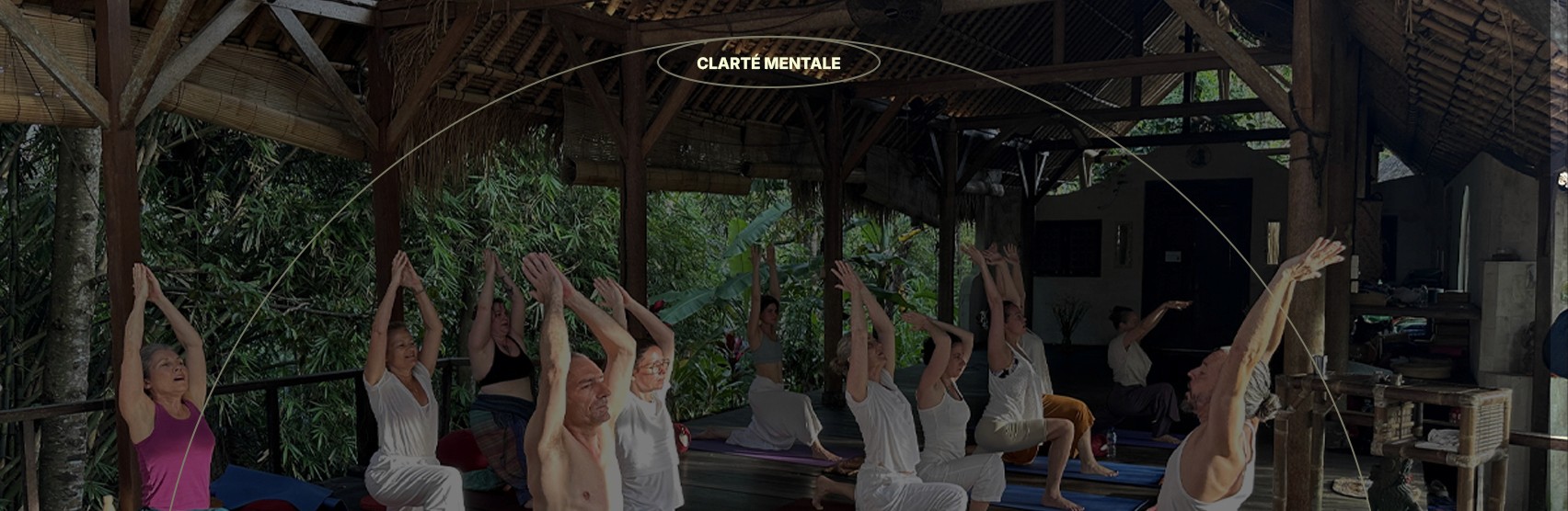 Personnes pratiquant le yoga dans la nature