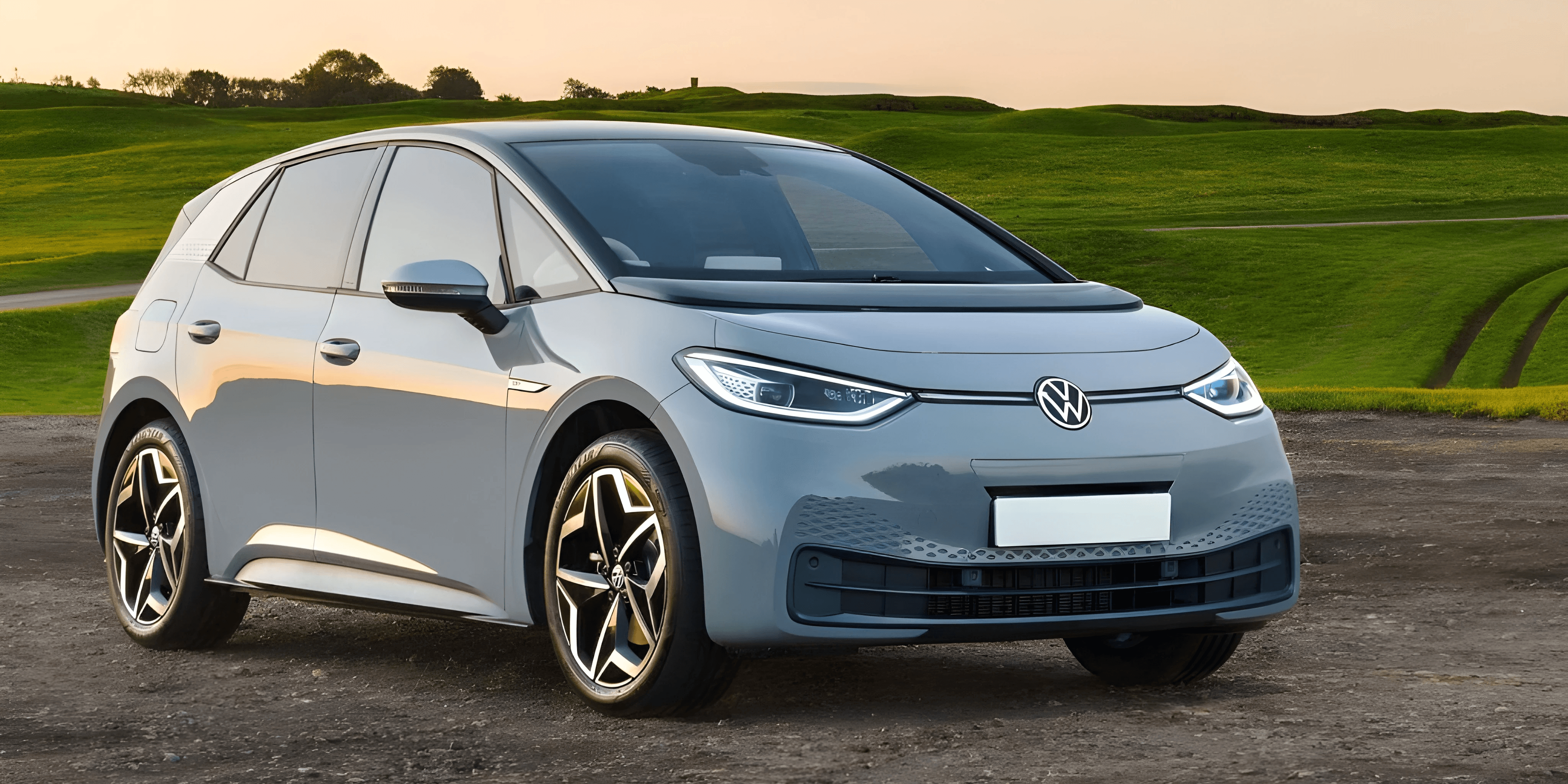 Volkswagen ID.3 grise en extérieur, compacte électrique vue de face sur fond de campagne