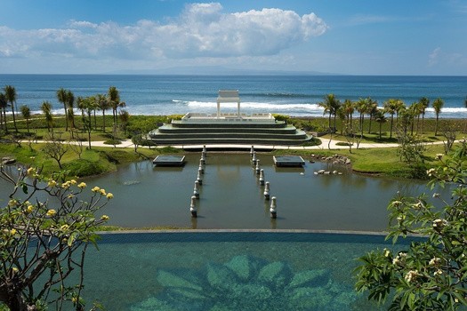 Exclusive Gianyar oceanfront estate with pool. Leading real estate services for high-end luxury Bali properties.