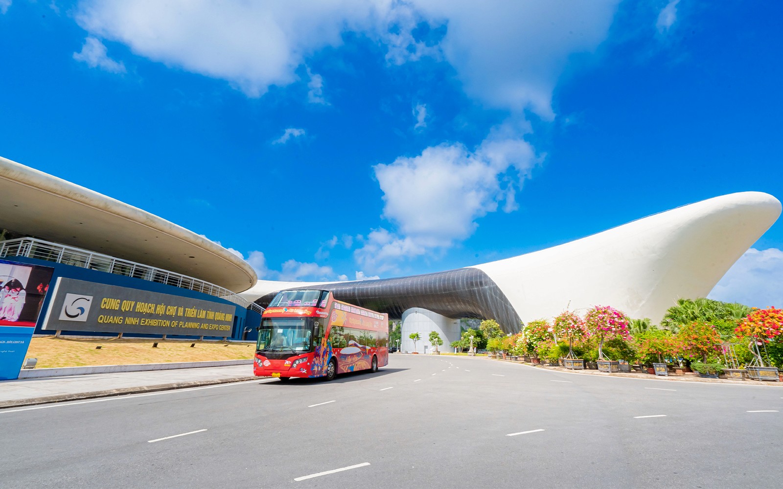 在广宁展览中心前的全天候观光巴士，位于下龙湾。