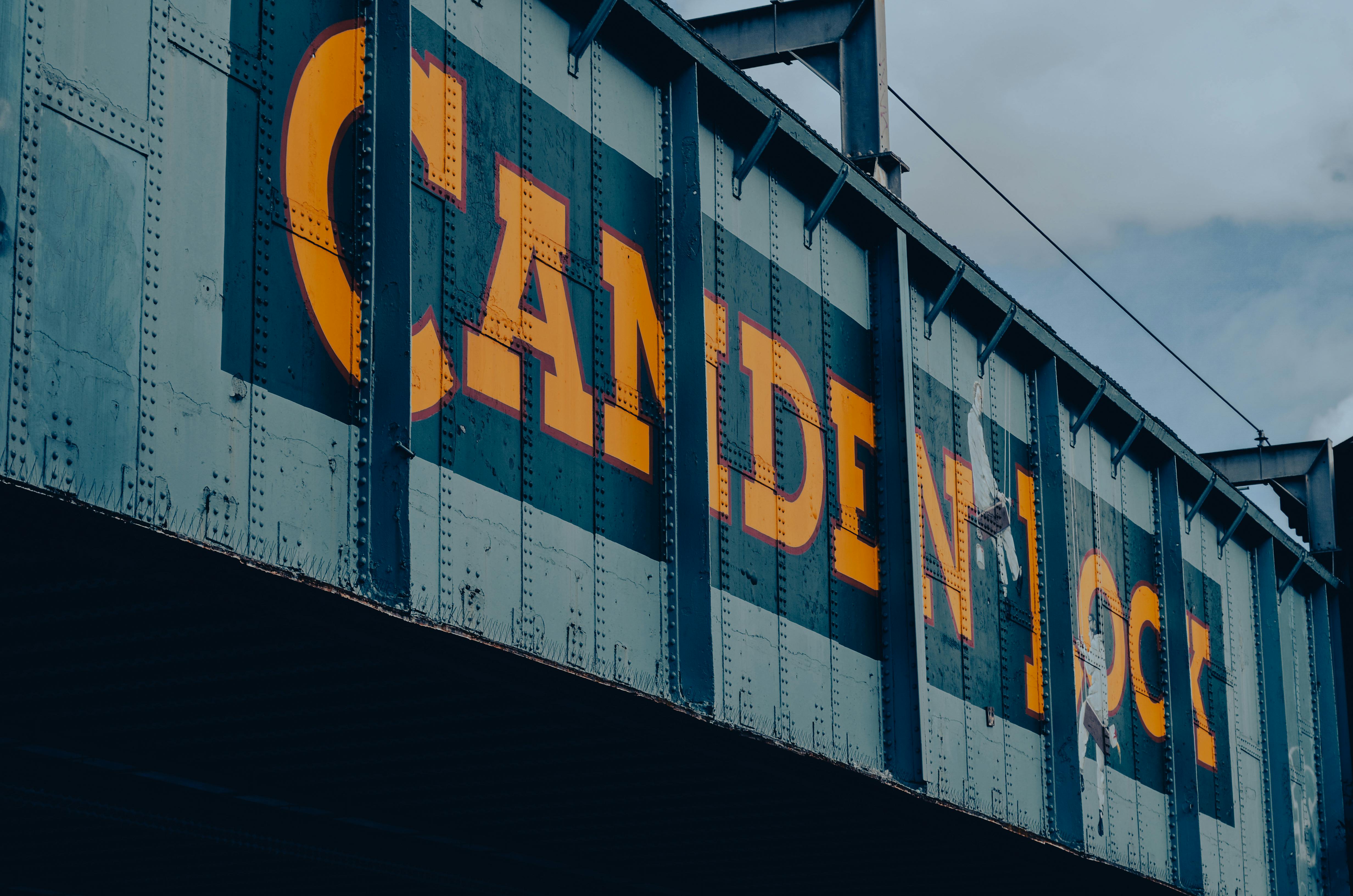 eine Gruppe von Menschen, die unter einer Brücke über eine Straße gehen