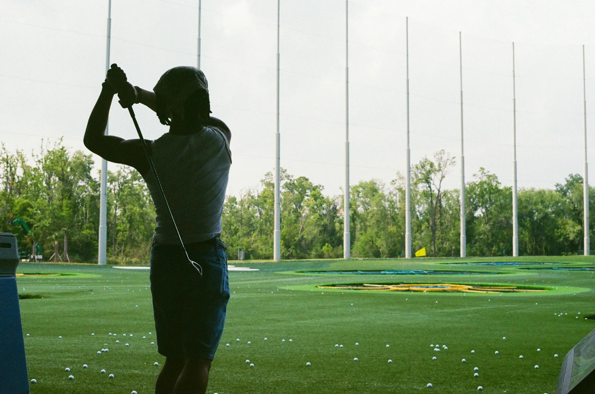Driving range booking software sailia with an silouhette of a golfer who has just hit a shot
