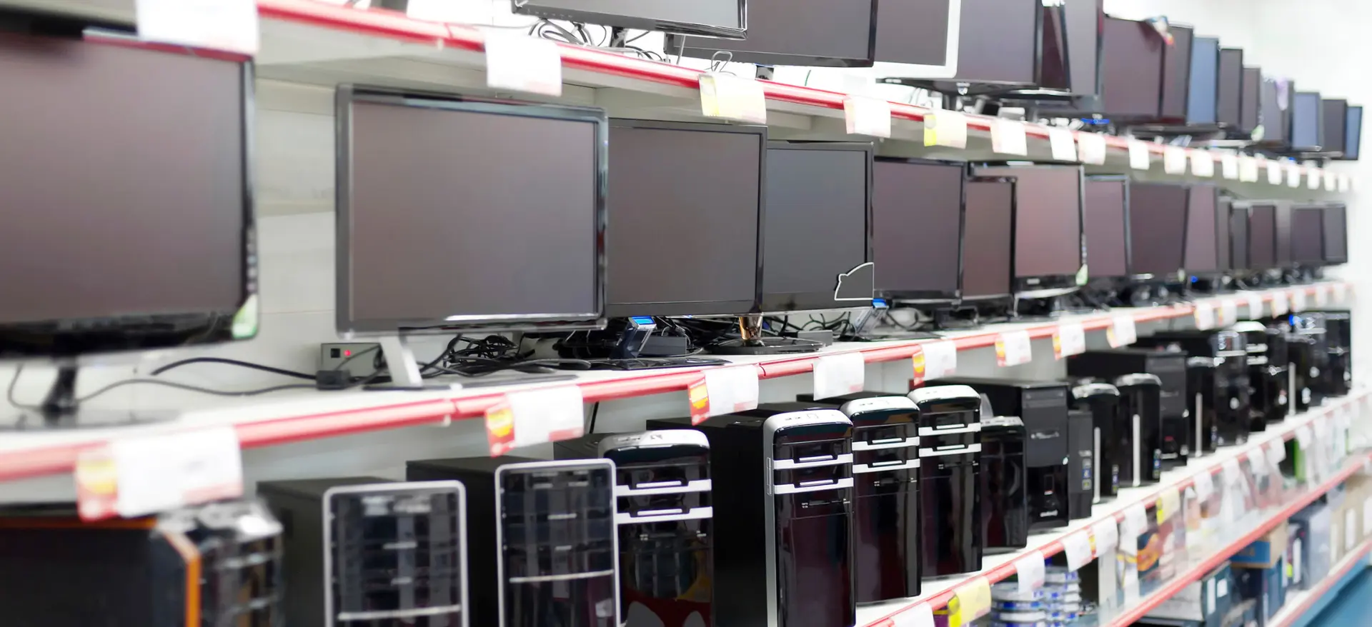 Magasin d'informatique avec écrans d'ordinateurs