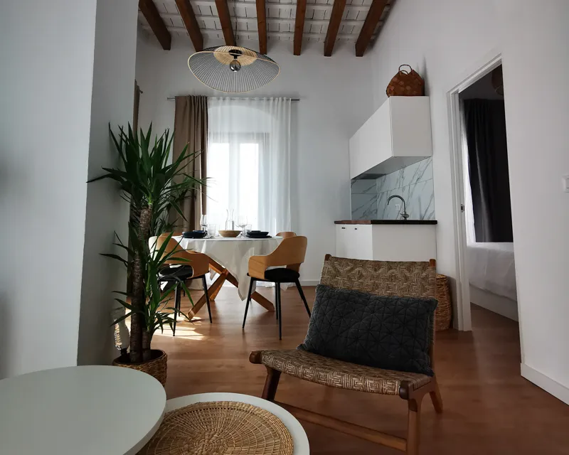 Heller Wohn- und Essbereich mit Holzdeckenbalken in La Hipotenusa Tarifa