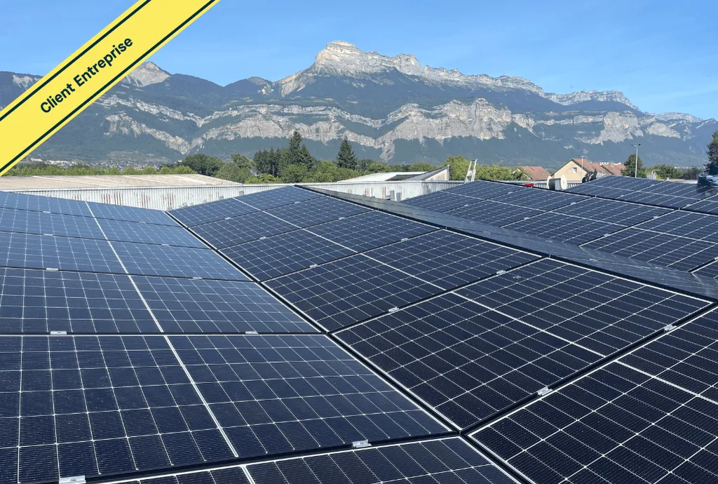 Photo d'un toit d’un gymnase à Villard Bonnot équipée de panneaux photovoltaïques dont l'installation a été faite par Solarock.
