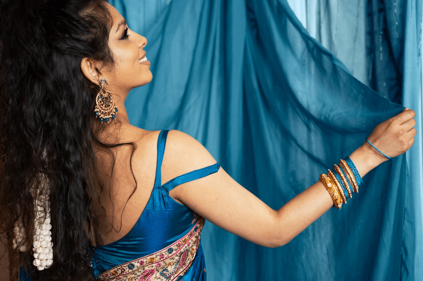 woman in blue saree
