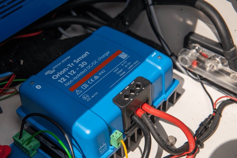 Victron Orion-Tr Smart DC-DC-Ladegerät, eingebaut