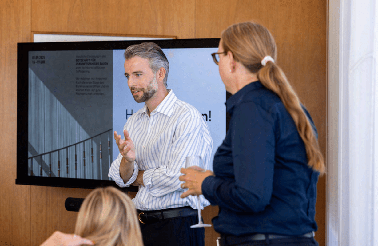 Isometrische Zeichnung eines Bauprojekts mit mehreren Gebäuden und markierten Strukturen in Rot