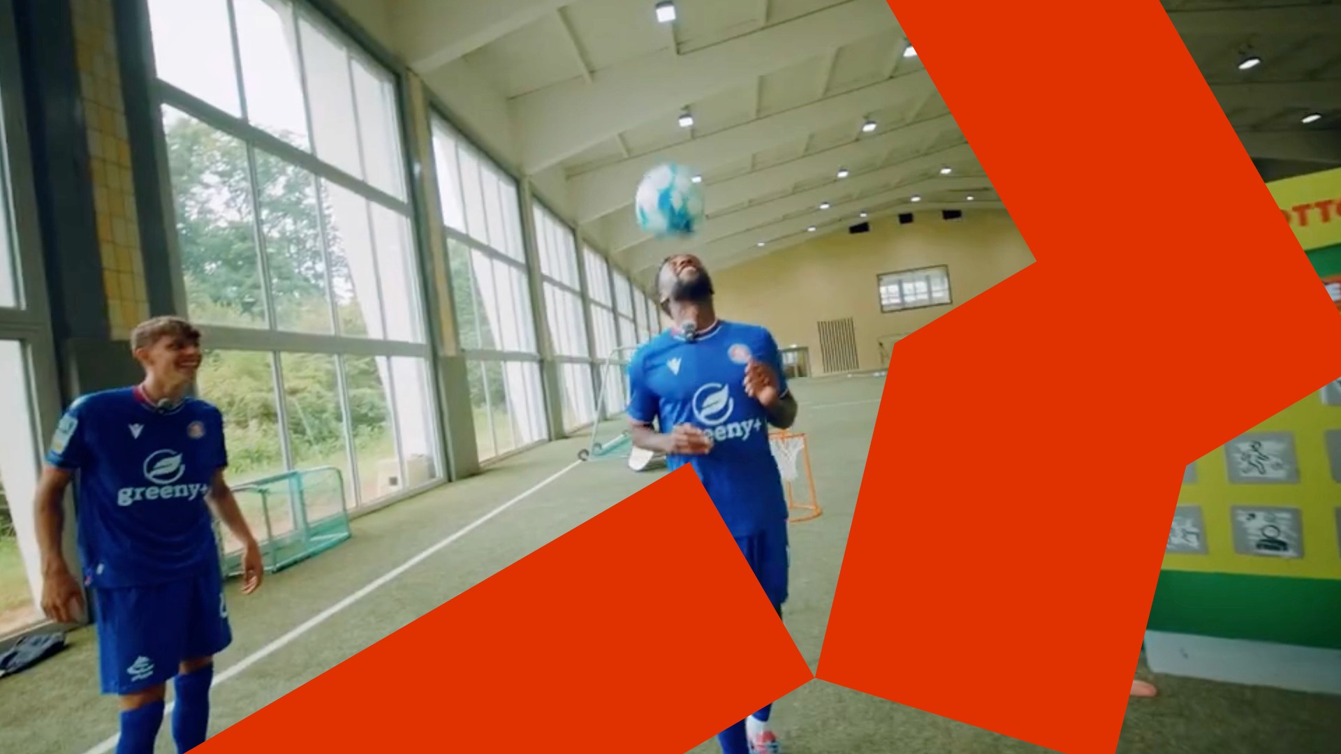 Foto vom Eingang zum WIR-Konzert in der Lichtburg Essen mit vielen Gästen