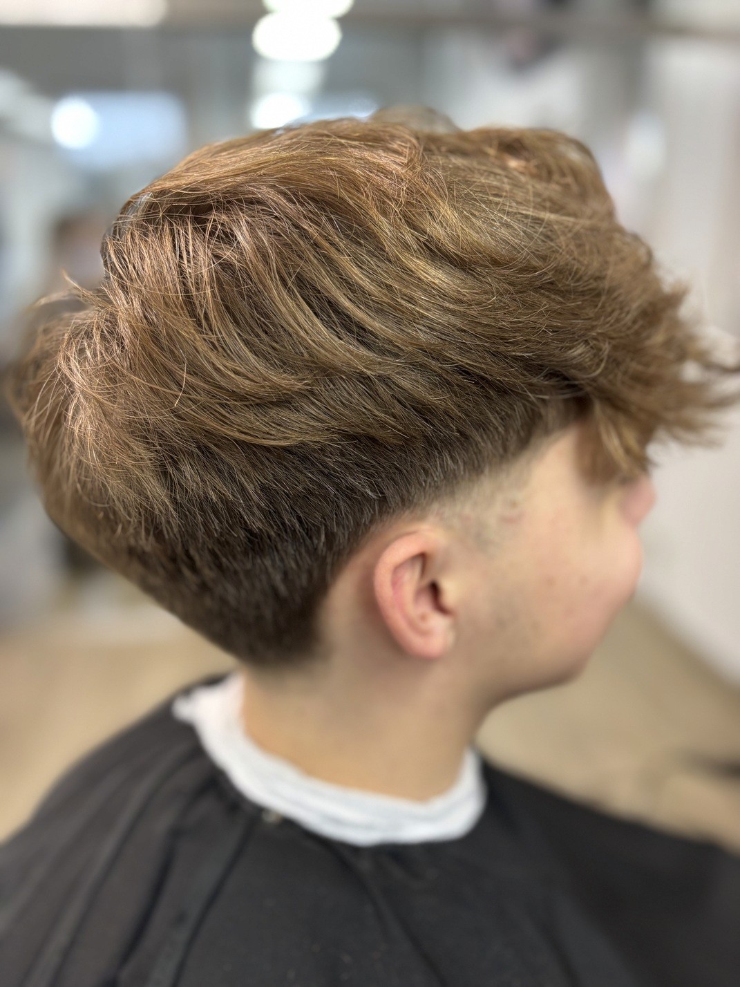 Moderner Fade mit sauberen Konturen