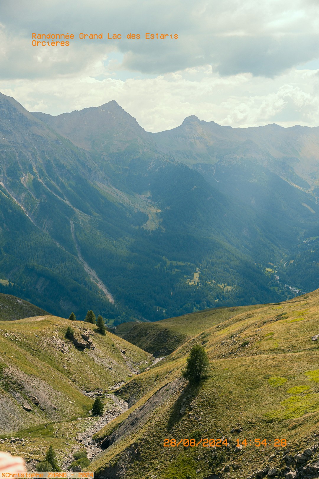 Chemin de randonnée offrant une vue plongeante sur les montagnes près d’Orcières.