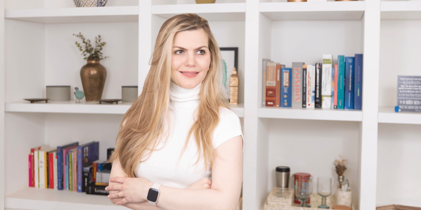 Barbara Lucena Jucá in a thoughtful pose, embodying the blend of science and spirituality in emotional healing.