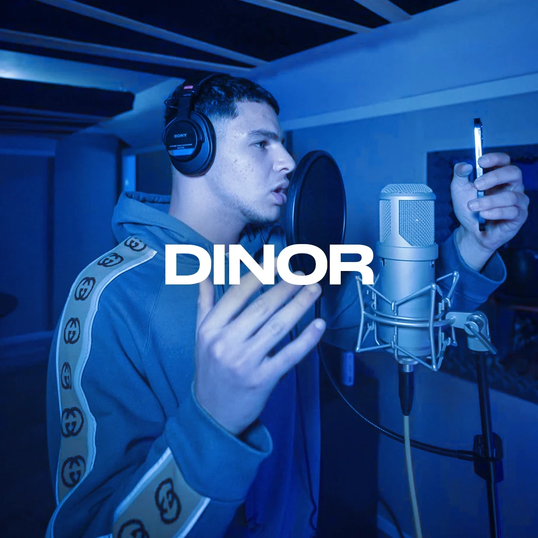 Dinor in studio di registrazione al microfono.