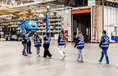 pessoas andando em uma fábrica