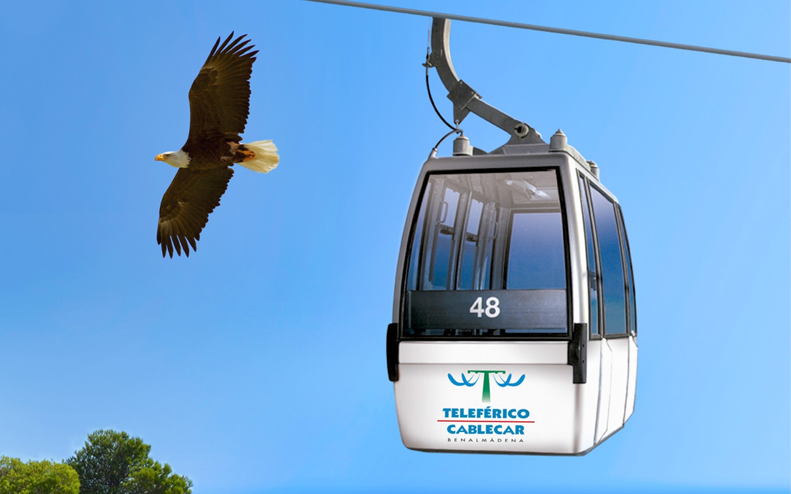 Teleférico de Benalmádena con un pájaro volando cerca contra el cielo azul.