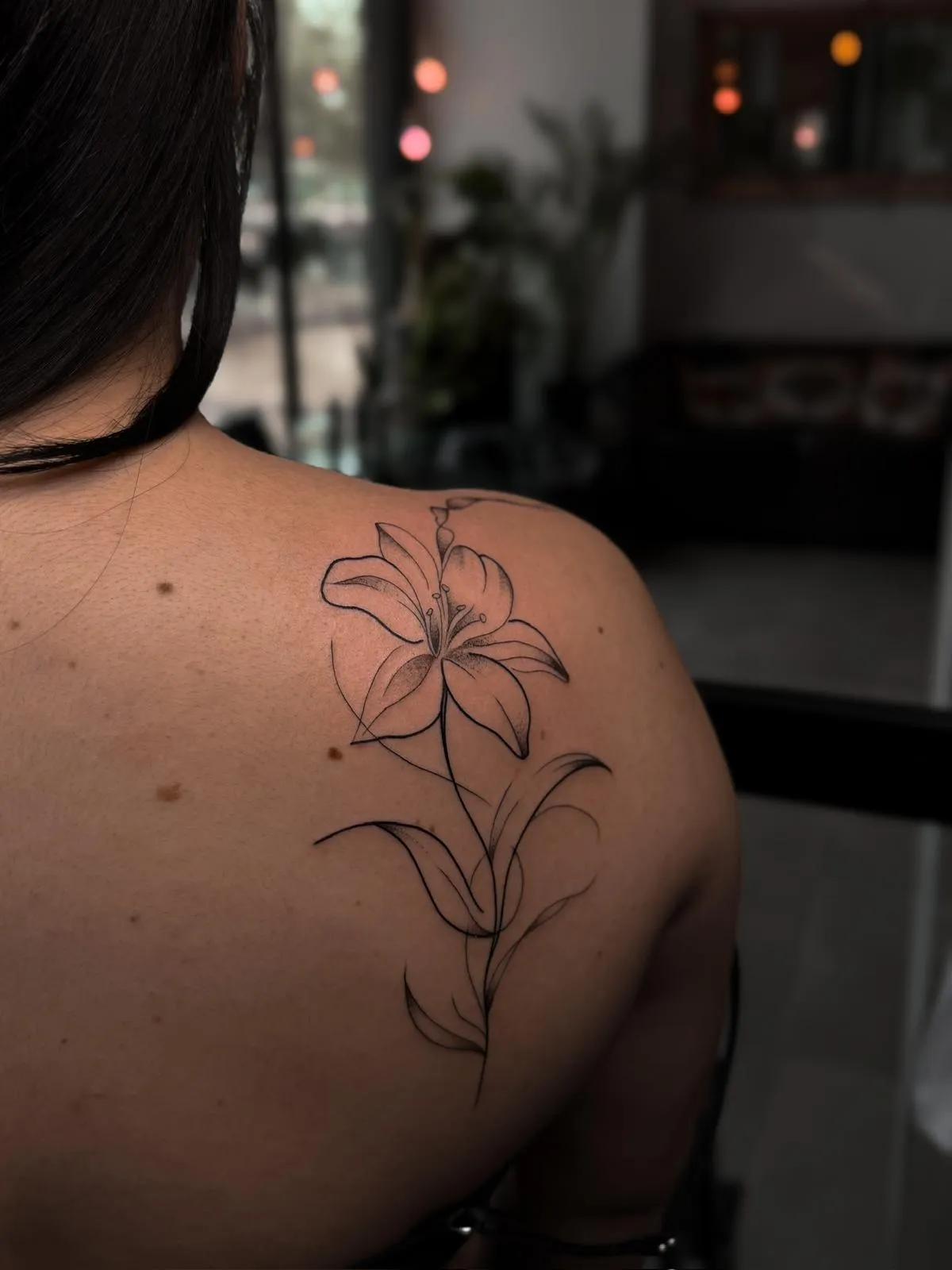 Tatuaje fine line floral en Móstoles