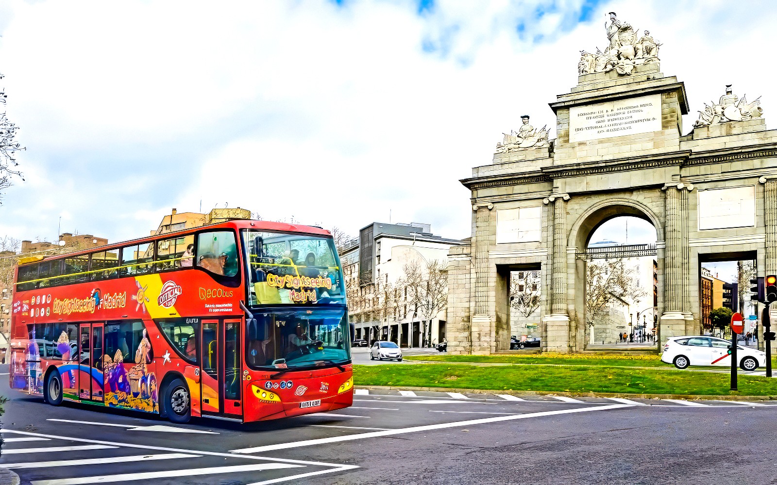 Visite panoramique en bus de Madrid passant par le Palais Royal avec des touristes profitant de la découverte de la ville.