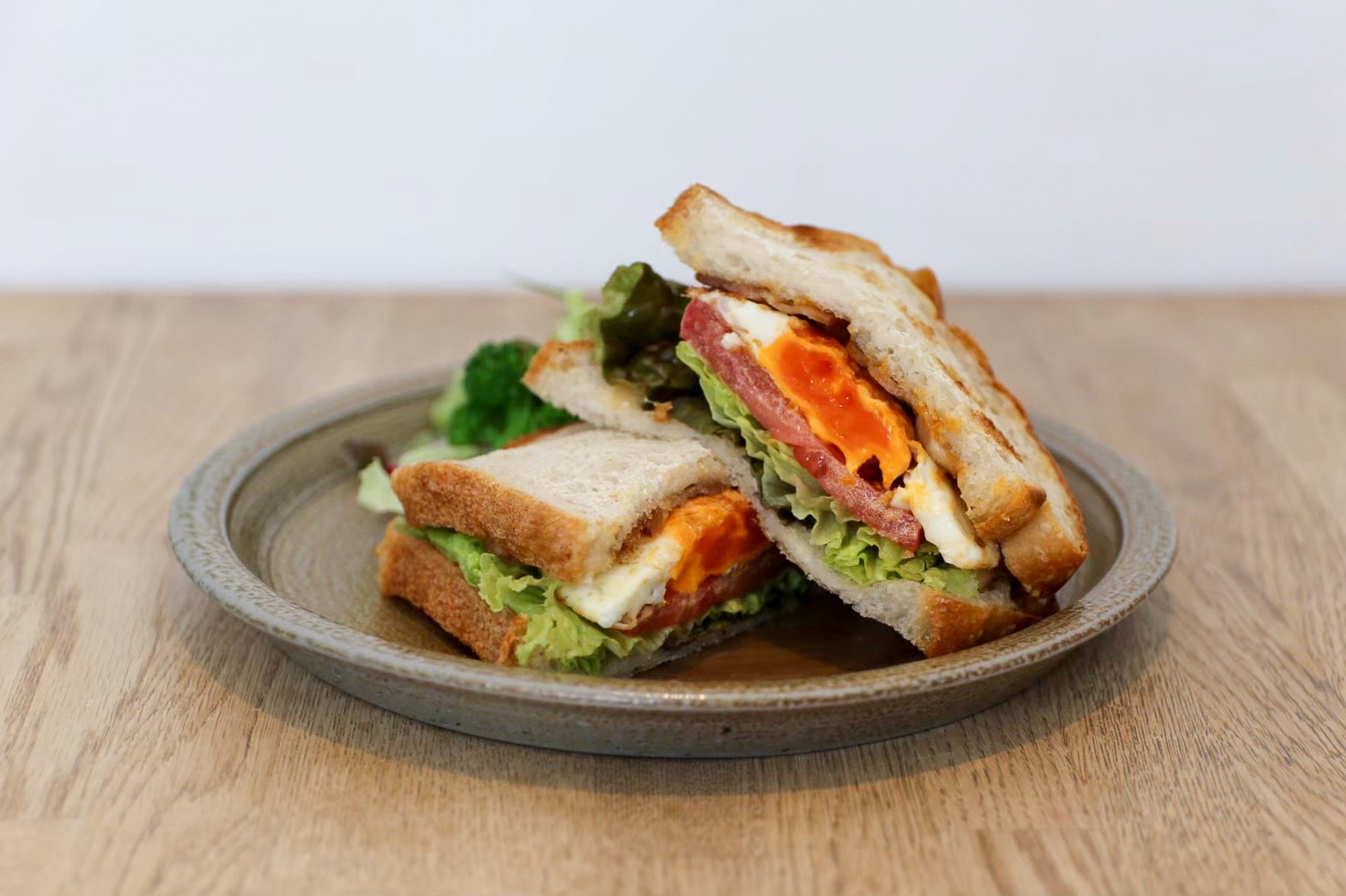 A BLET sandwich (bacon, lettuce, egg, tomato)