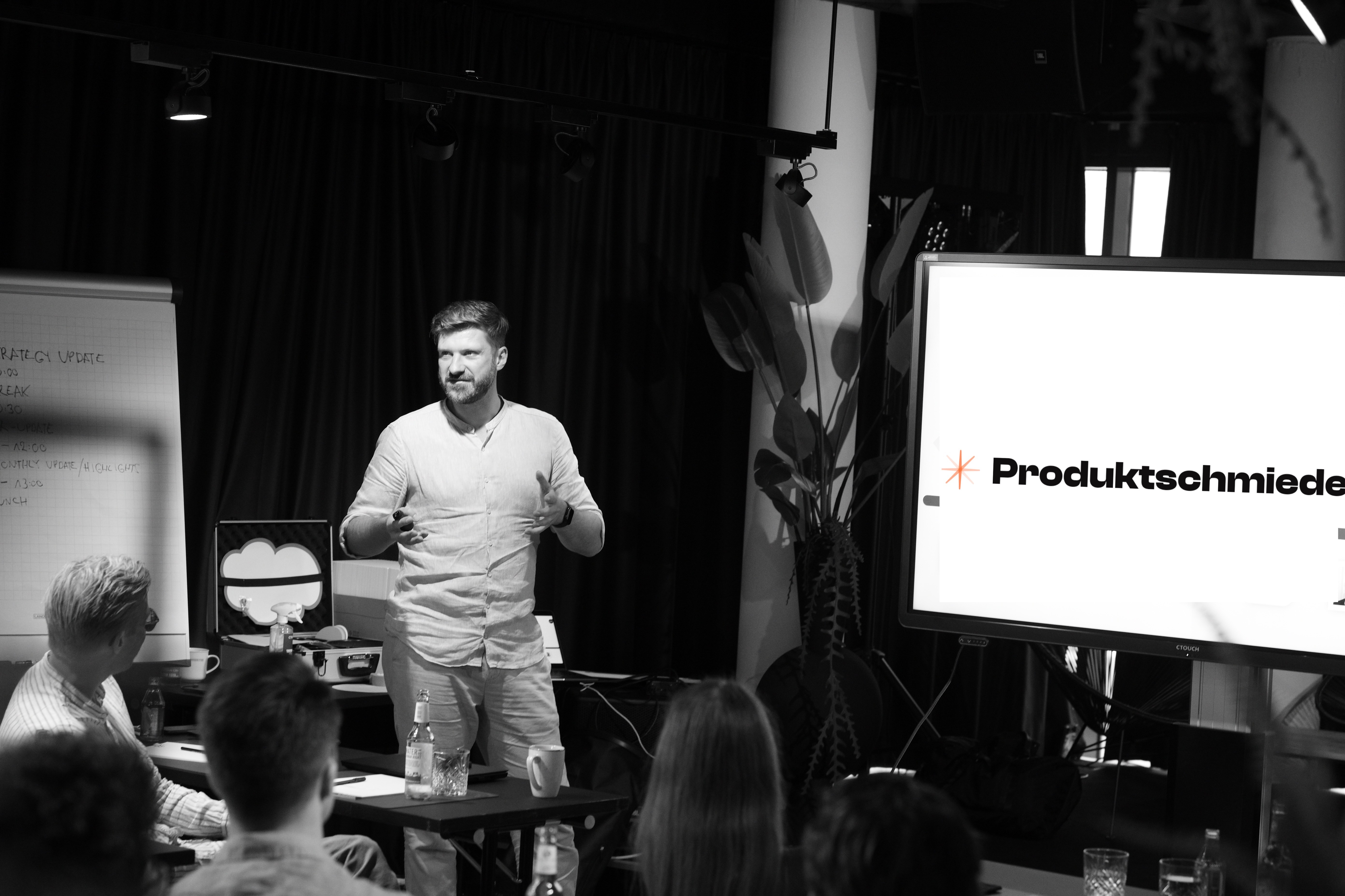 Mann präsnetiert vor Menschen