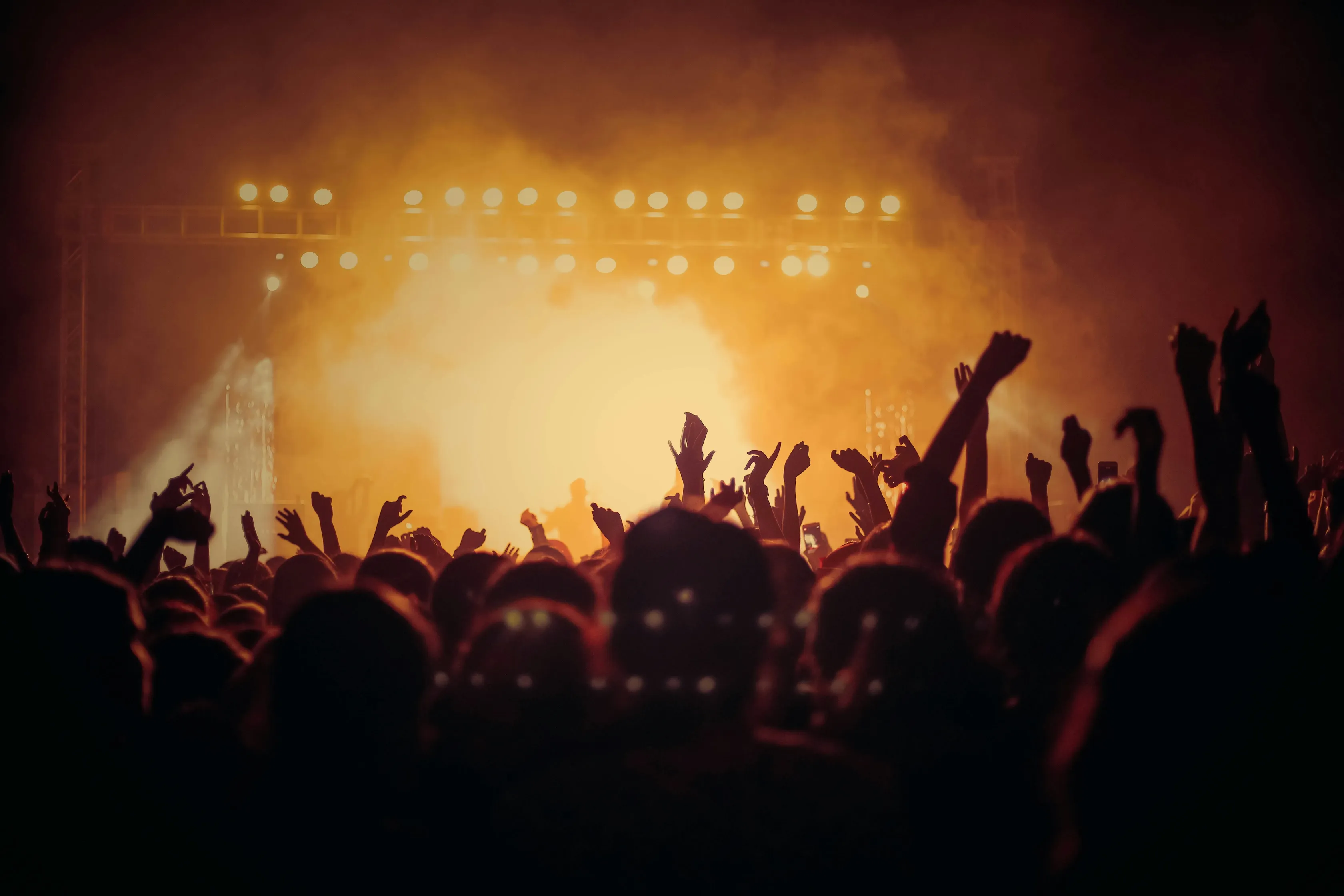 band-performing-on-stage-in-front-of-people - vishnu-r-nair (unsplash)./pho