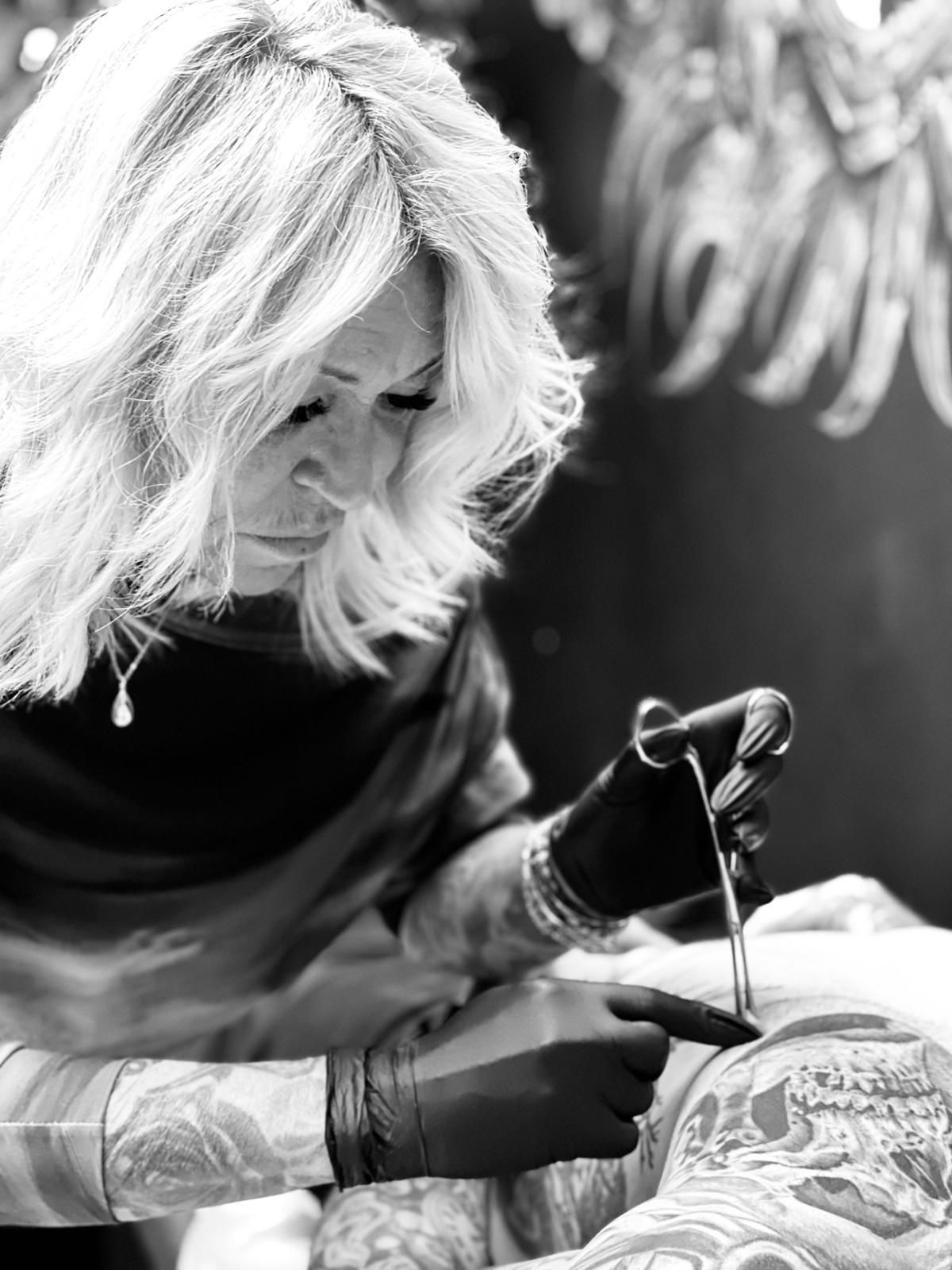 donna che fa un piercing