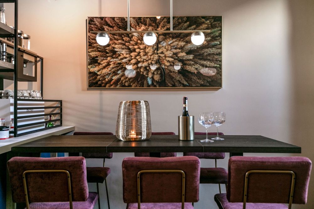 Mr Murk eetplek donkerrode stoelen, styling in goud