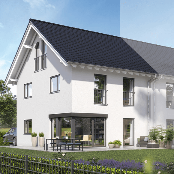 Weißes Einfamilienhaus mit dunklem Dach und großem Garten mit Zaun, Pflanzen und Gartenmöbeln.