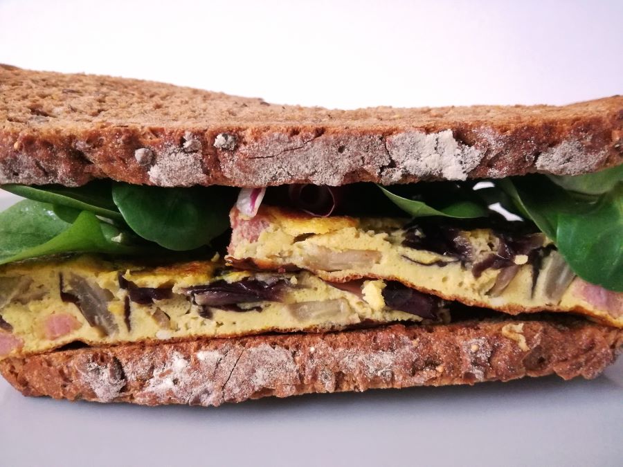 Panino con frittata al radicchio, pancetta e zafferano